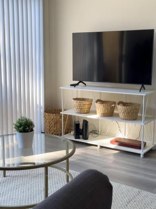 Modern Retreat 1 Mi. From Disney Anaheim Exterior photo