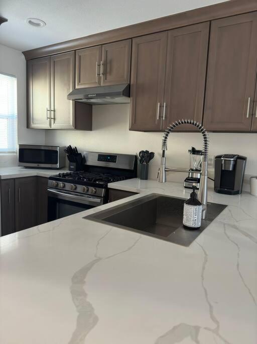 Modern Retreat 1 Mi. From Disney Anaheim Exterior photo